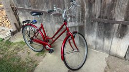 Rotes Damenfahrrad mit Korb, neuwertig