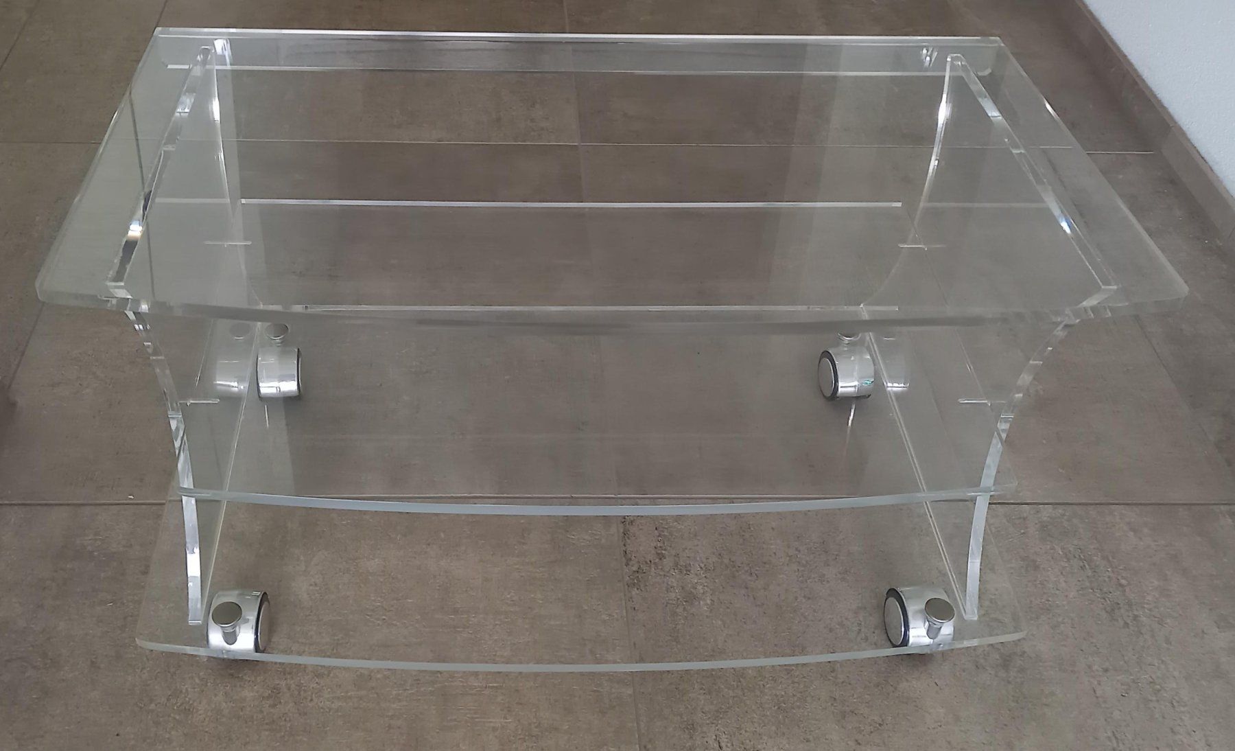 Mobili TV: TV-Möbel aus Acryl mit Rollen – Usato da Seewen SZ venduto da emi_6y6l