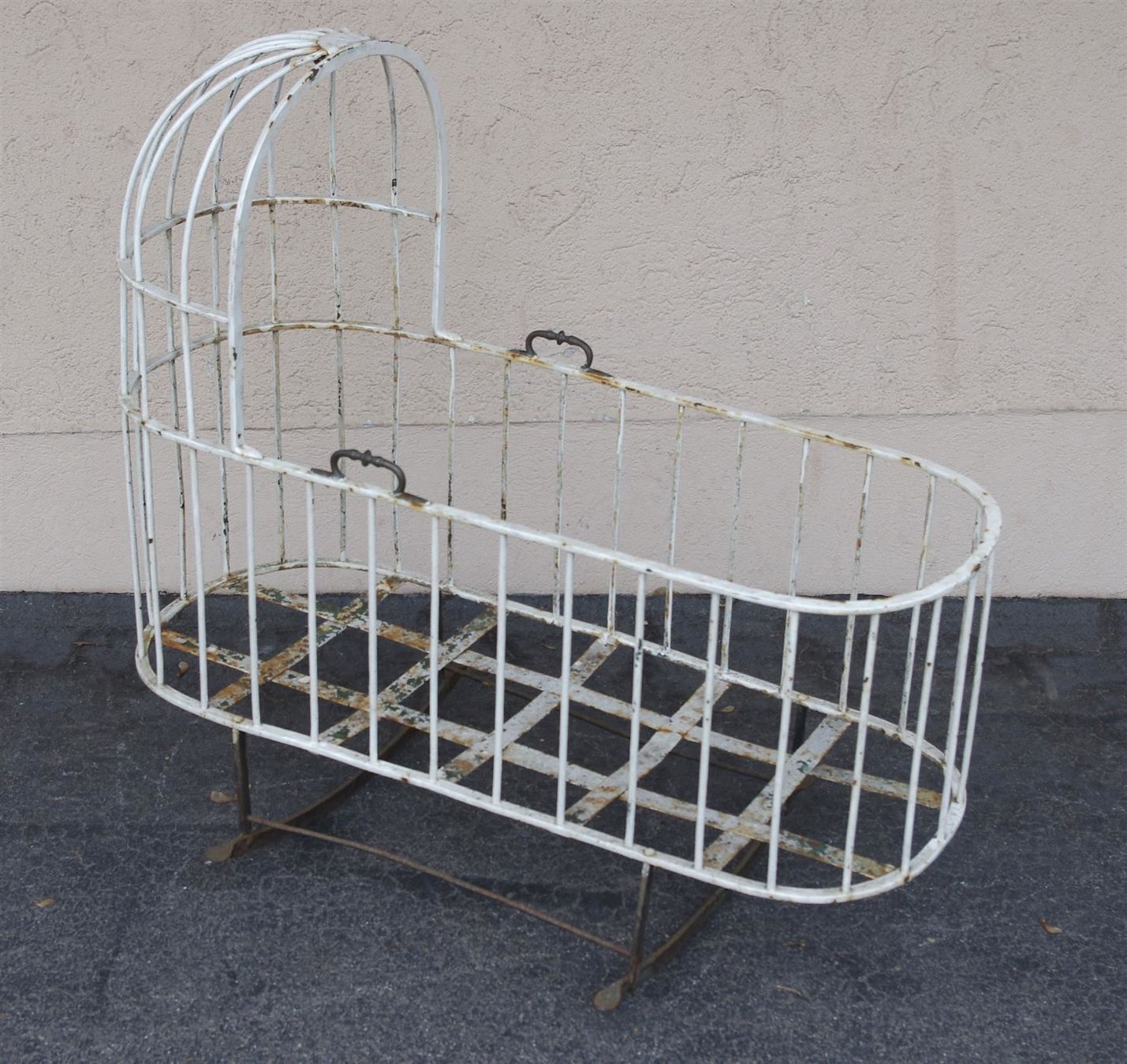 Skulpturen & Statuen: grosse antike Shabby Chic Eisenwiege – Gebraucht aus Meggen von Trouvaillen 2