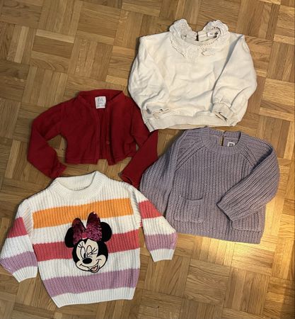 Lot mit Babykleidung in verschiedenen Modellen, guter Zustan