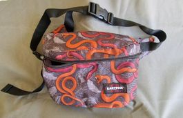 Eastpak borsetta da cintura fantasia serpente.