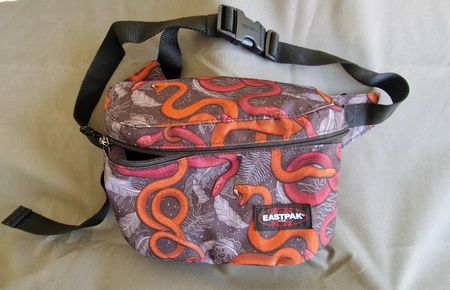 Eastpak borsetta da cintura fantasia serpente.