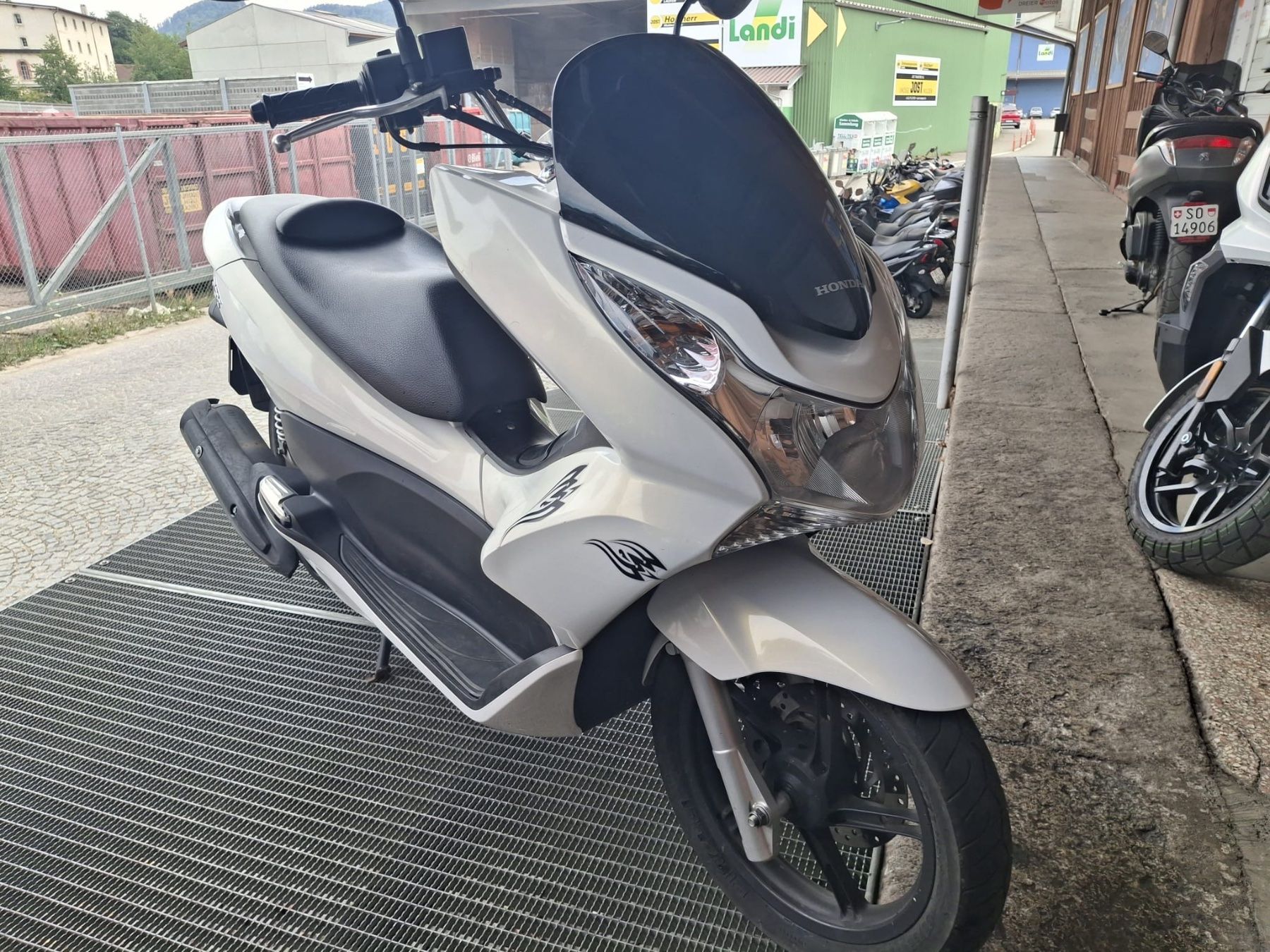 Honda Scooters: Honda PCX 125 Roller weiss – Gebraucht aus Laufen von Dreier_Motos_AG