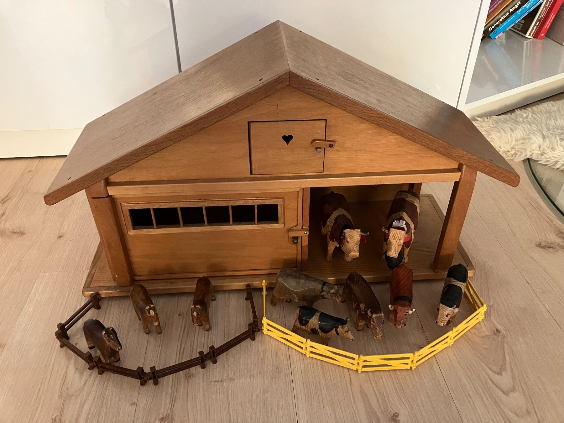 Giocattoli: Holzstall mit Holzkühen und Pferden – Usato da Ettingen venduto da esther82