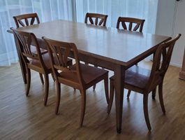 Ausziehbarer Esstisch, Kirschbaumholz, mit 8 Holzstühlen