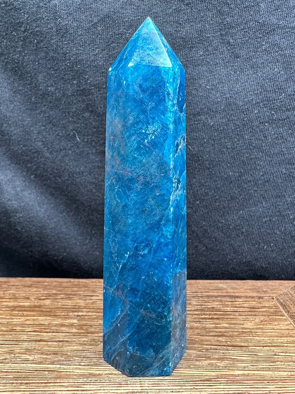 Minerali & Pietre curative: Blauer Apatit Obelisk, Turm, Spitze – Nuovo e nell'imballaggio originale da Männedorf venduto da Handschmeichler 1