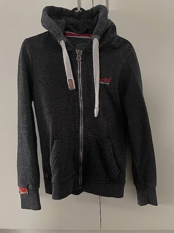 Superdry Pullover & Sweatshirts: Superdry Kapuzenpullover Gr. XS dunkelgrau – Gebraucht aus Thundorf von paglialongamaria