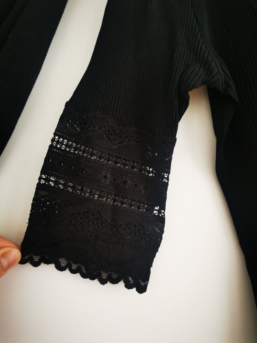 Pulls & Sweat-shirts: Rosamunde Pullover mit Spitze Schwarz Grösse 34 2 Stk – D'occasion à Niedergösgen par lil_s6k8 3