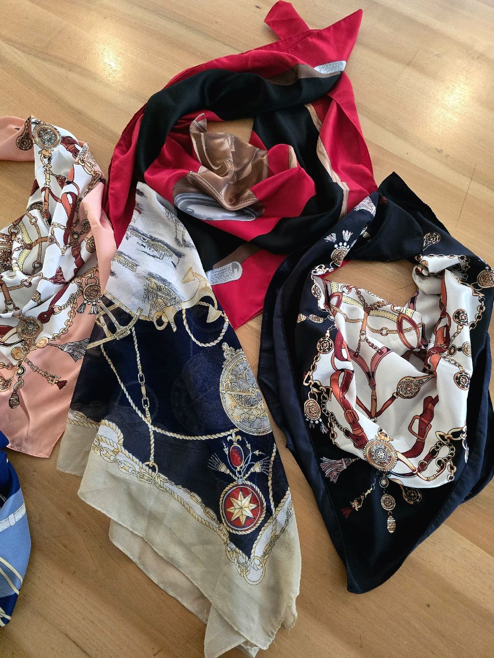 Kleiderpakete: Kleiderpaket "Halstücher" – Gebraucht aus Rorschacherberg von Olgamedved 3