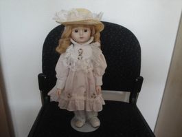 Poupée avec socle, selon photos