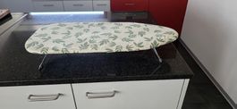 Bügeleisenunterlage mit Fuss weiss/grün guter Zustand.