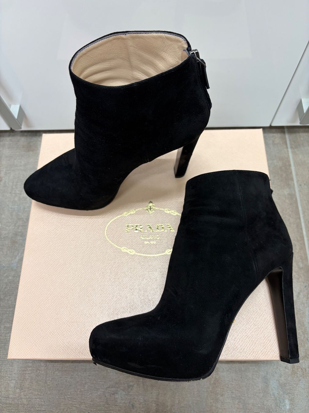 Prada Scarpe da donna: Prada Stiefeletten, Wildleder schwarz – Usato da Uitikon Waldegg venduto da SanjaR 2