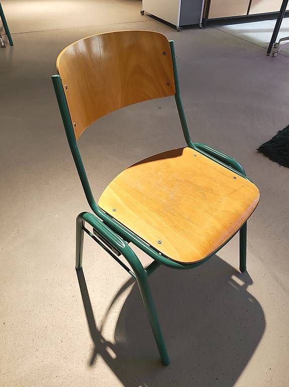Stühle: Stapelbare Schul-Atelierstühle – Gebraucht aus Lüterswil von inf_n6gx 1