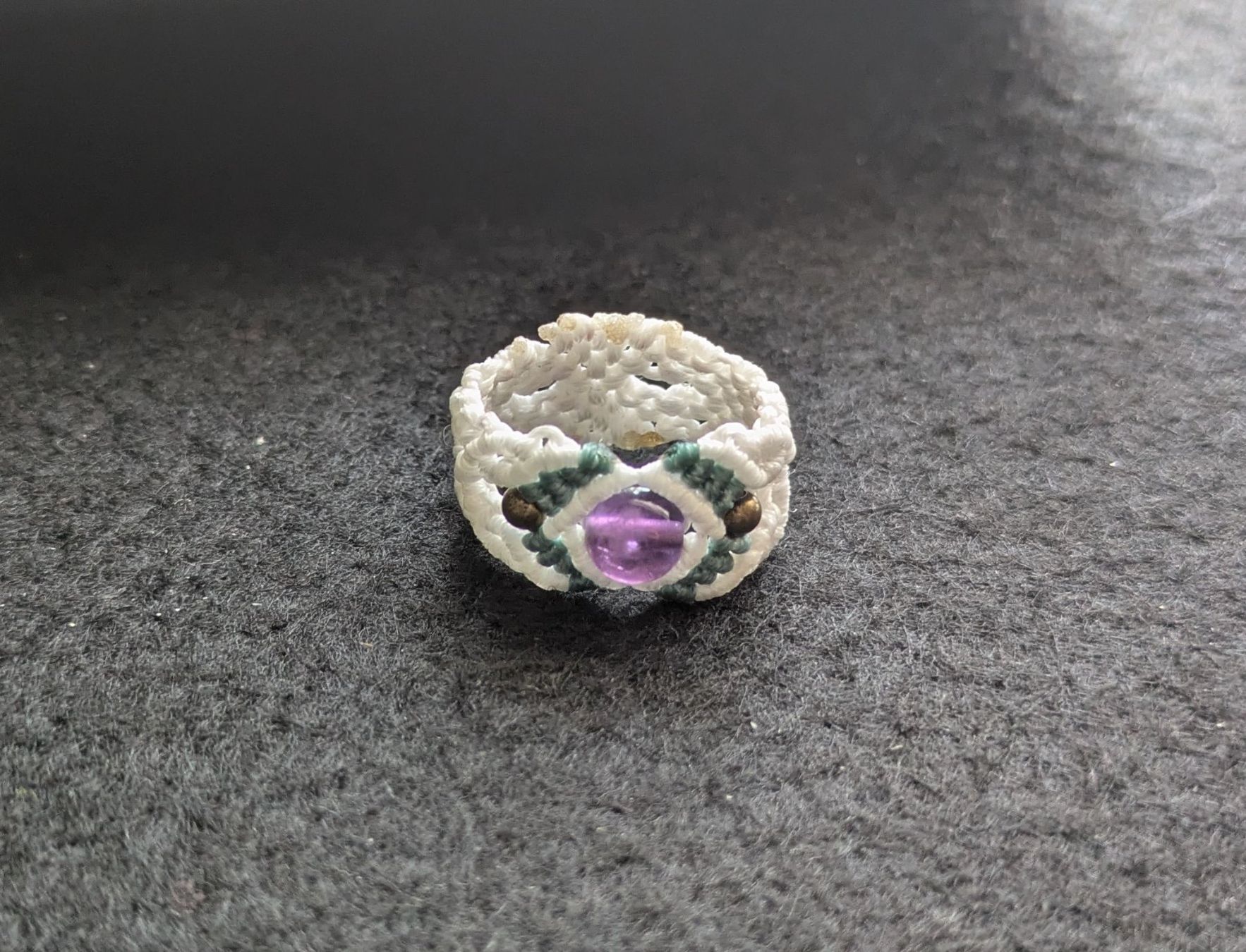 Bagues: handgemachter Makramee Ring mit Amethyst – Neuf (Voir description) à Pfäffikon ZH par Emporos_42