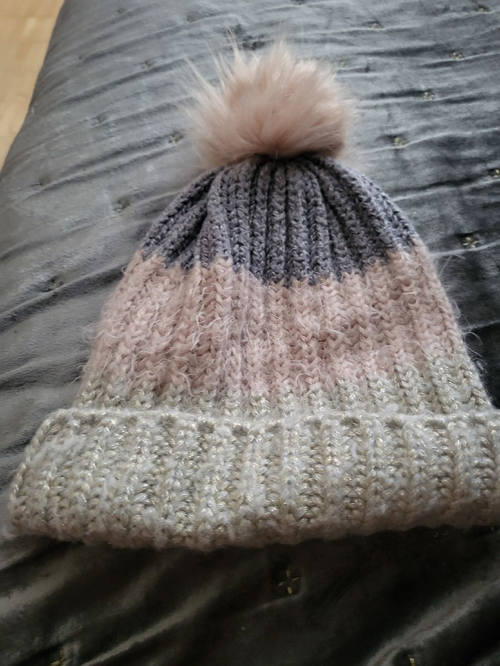Autres vêtements fille: Strickmutze mit Bommel graurosa glitzerend Grösse One Size – D'occasion à Jona par ramona024