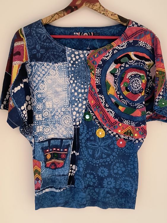 Desigual Damen T-Shirt – Uni-Farbe, Mit Logo-Aufnäher, Aus Der SS25 Kollektion