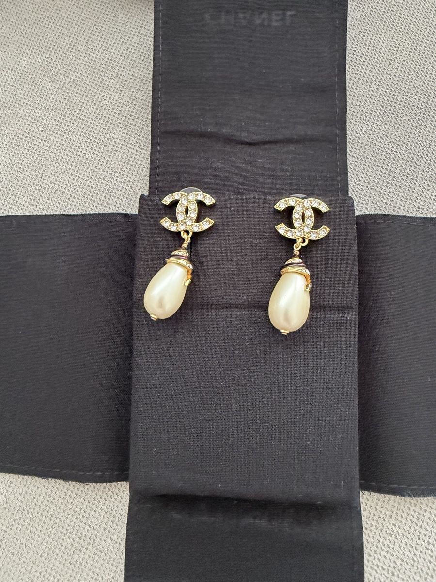 Chanel Orecchini pendenti & Orecchini a lobo: Chanel CC Drop Earrings mit Perlen – Nuovo (secondo la descrizione) da luzern venduto da 1Merita 1