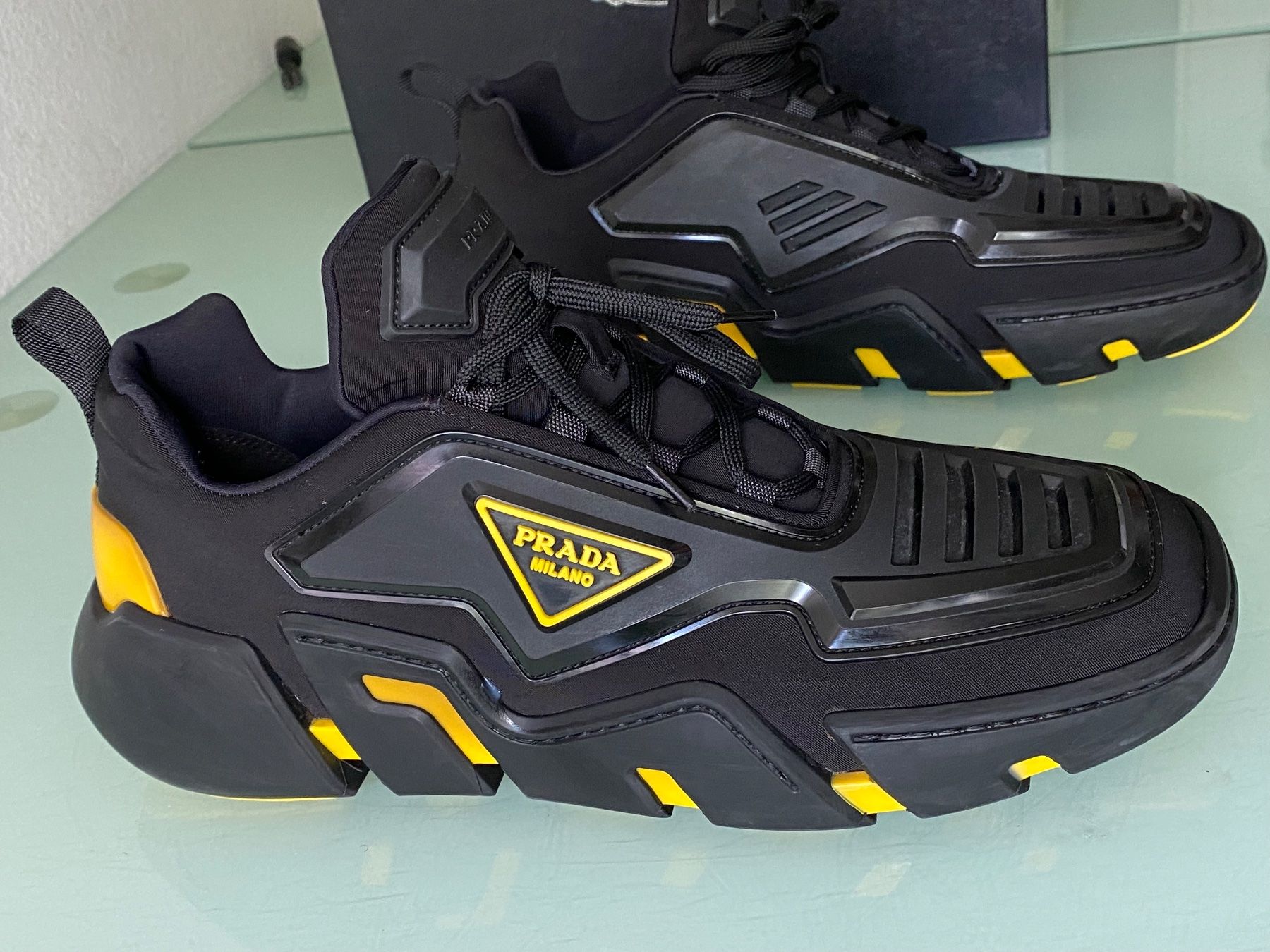 Prada Herrenschuhe: PRADA Techno Stretch Gummi Leder Low Top Sneakers 43.5 – Gebraucht aus Kreuzlingen von kruezbiz 1