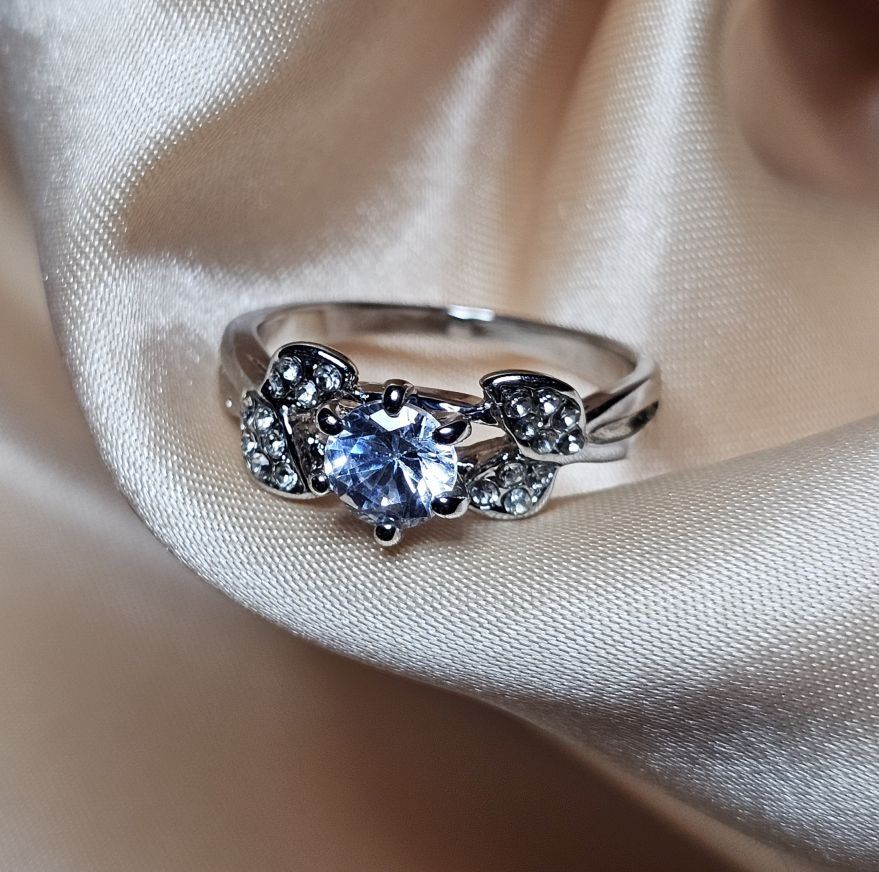 Ringe: Stilvoller Ring mit Zirkonia, 925 versilbert, Gr. 8 – Neu (gemäss Beschreibung) aus Grenchen von maretop