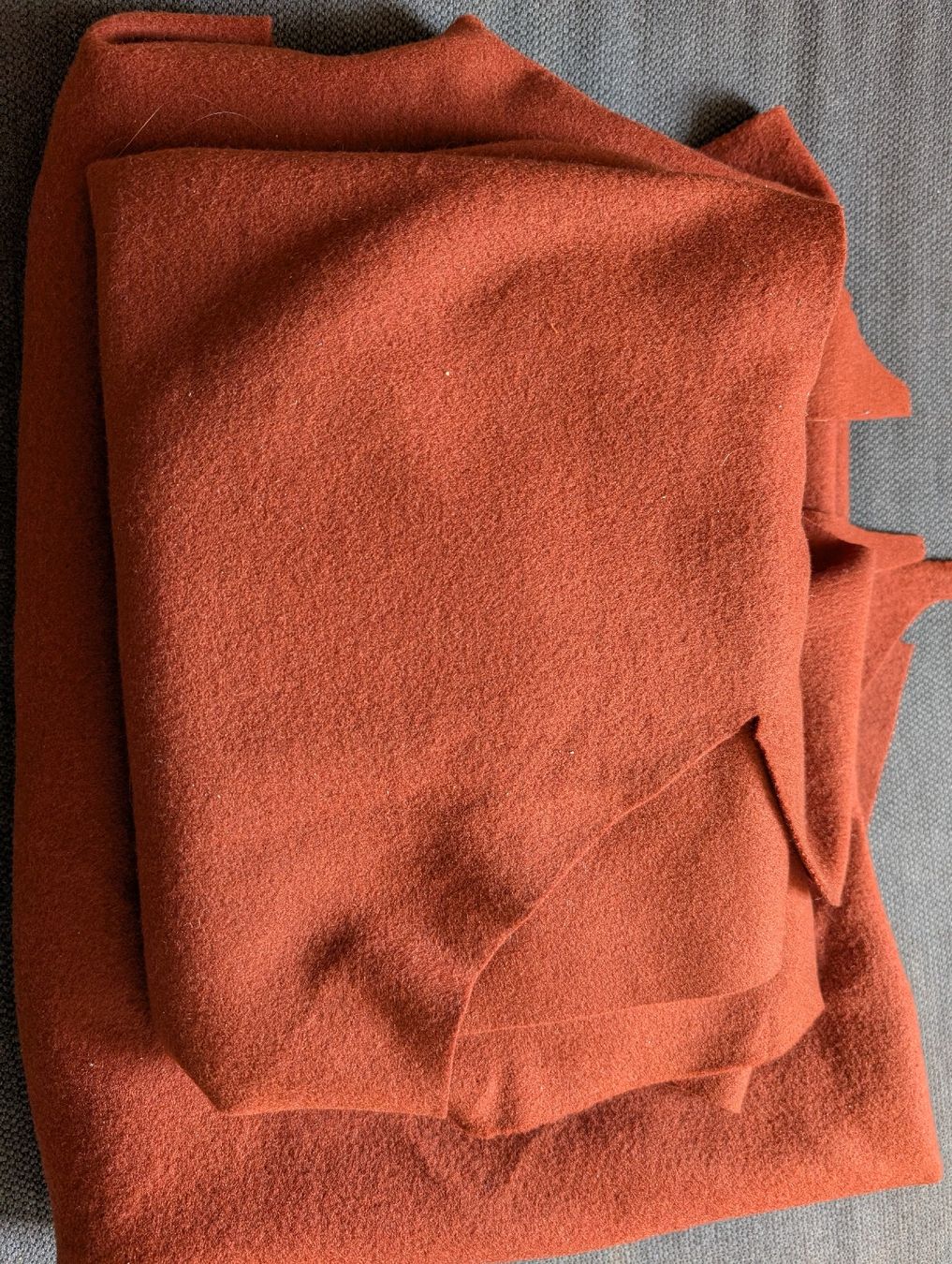 Tessuti: Mantelstoff rostrot Wolle/Polyester stretch – Usato da Bonstetten venduto da Ghwynnlian