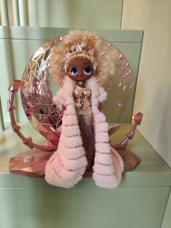 L.O.L. Surprise! Holiday OMG 2021 Collector Puppe – NYE Queen, Mit Goldenen Outfits & Beleuchtetem Ständer – Geschenk Ab 4 Jahren