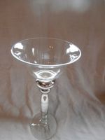 Vase aus Glas, sehr formschön und dekorativ