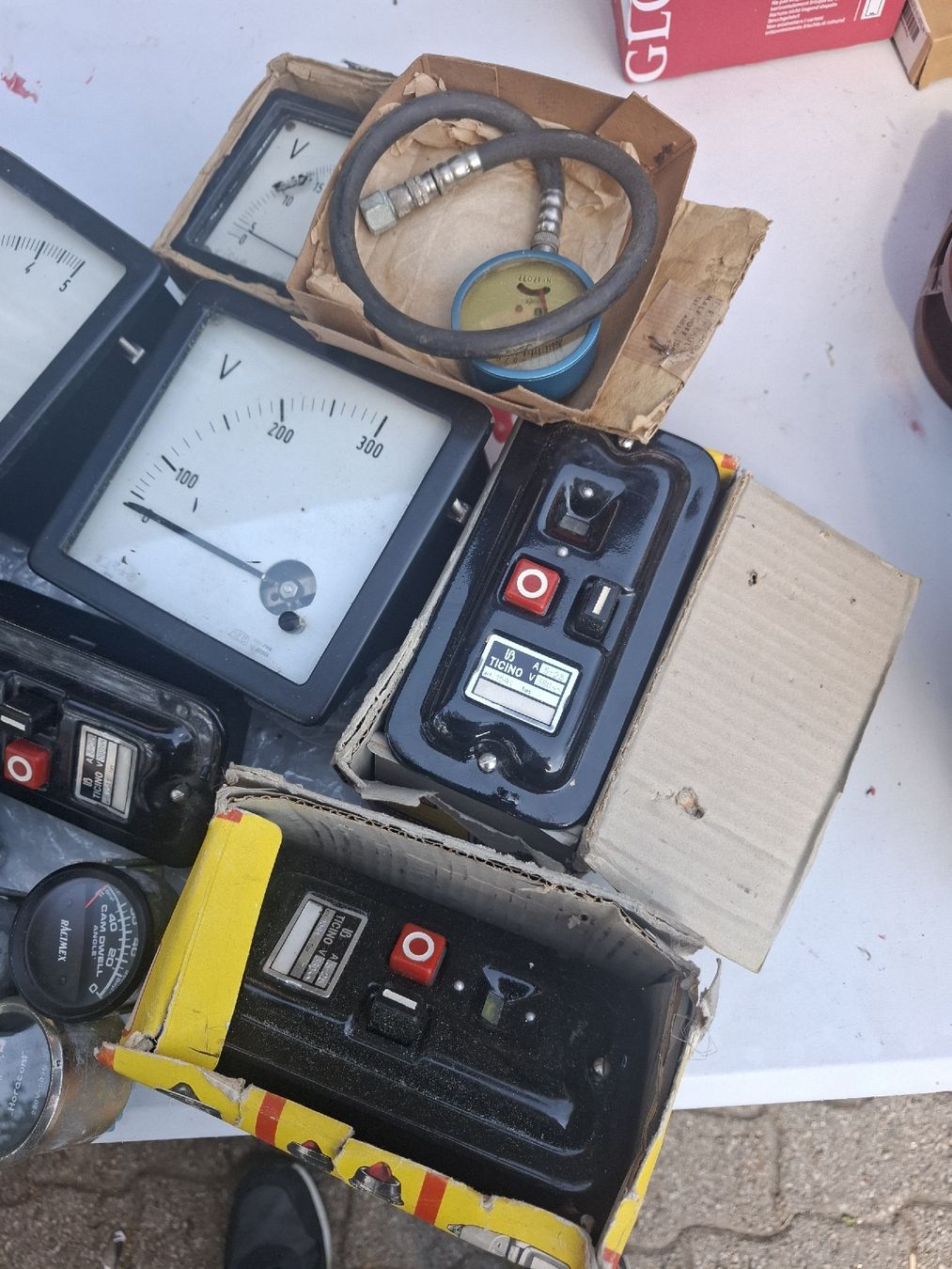 Tutti gli attrezzi: konvolut flomarkt materiale elettrico manometri ecc. – Usato da Motto Blenio venduto da Vigio 1