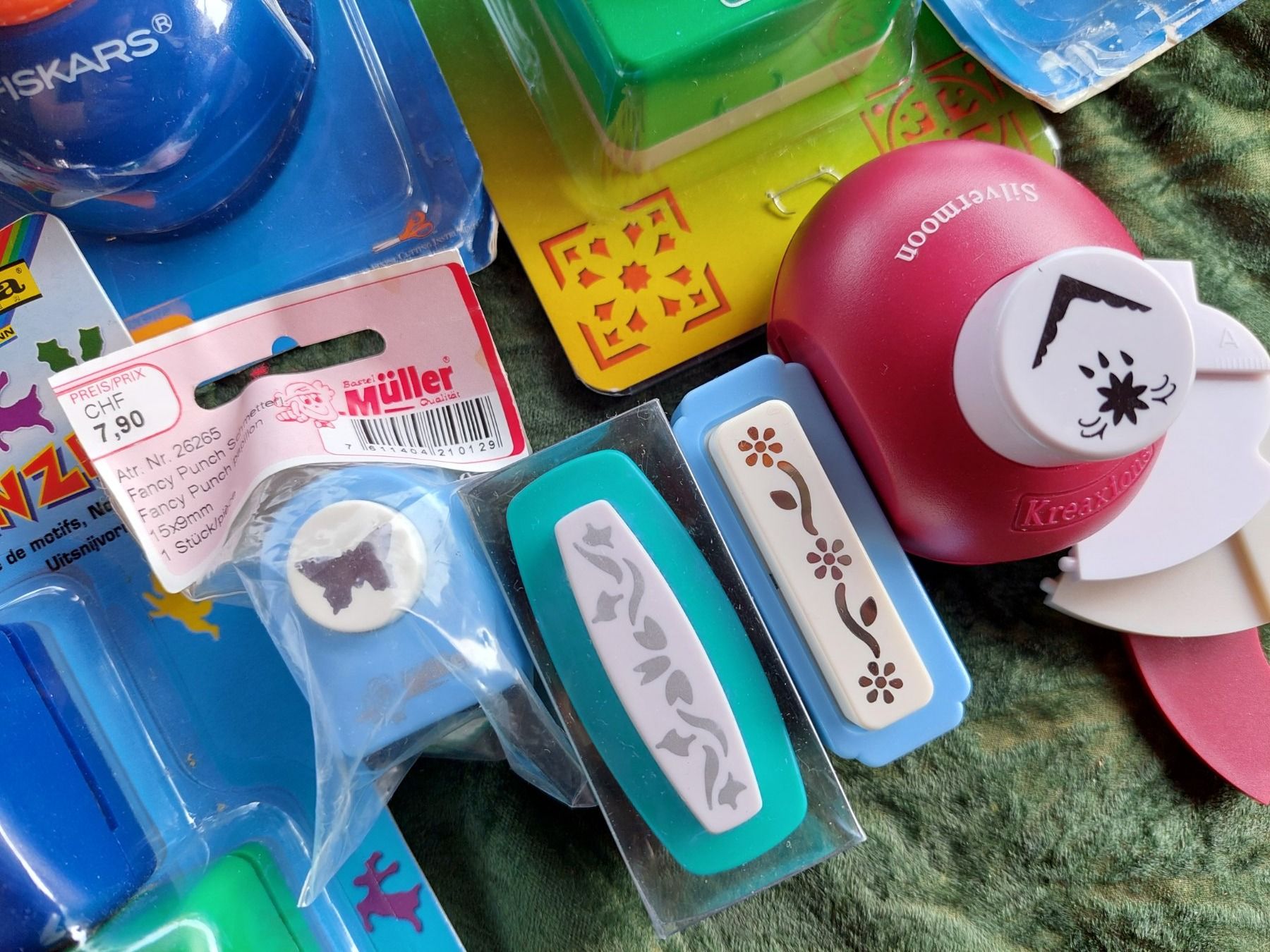 Kit bricolage: 16 STK DIVERSE MOTIVSTANZER OVP -  KINDERGARTEN & SCHULE – Nuovo e nell'imballaggio originale da Huttwil venduto da Kunterbuntli 1