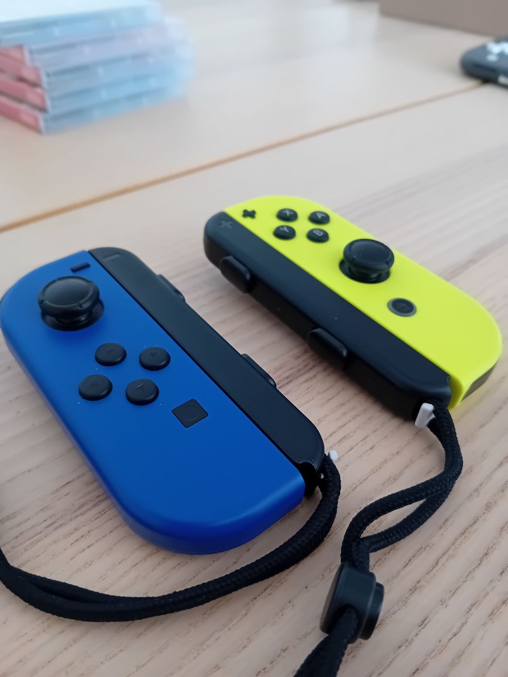 Nintendo Controller: Nintendo Switch Joy-Con Controller Links/Rechts in Blau/Gelb – Usato da Bern venduto da ste_vq7x 2
