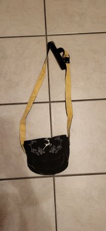 Schwarze Handtasche mit Reh-Stickerei -