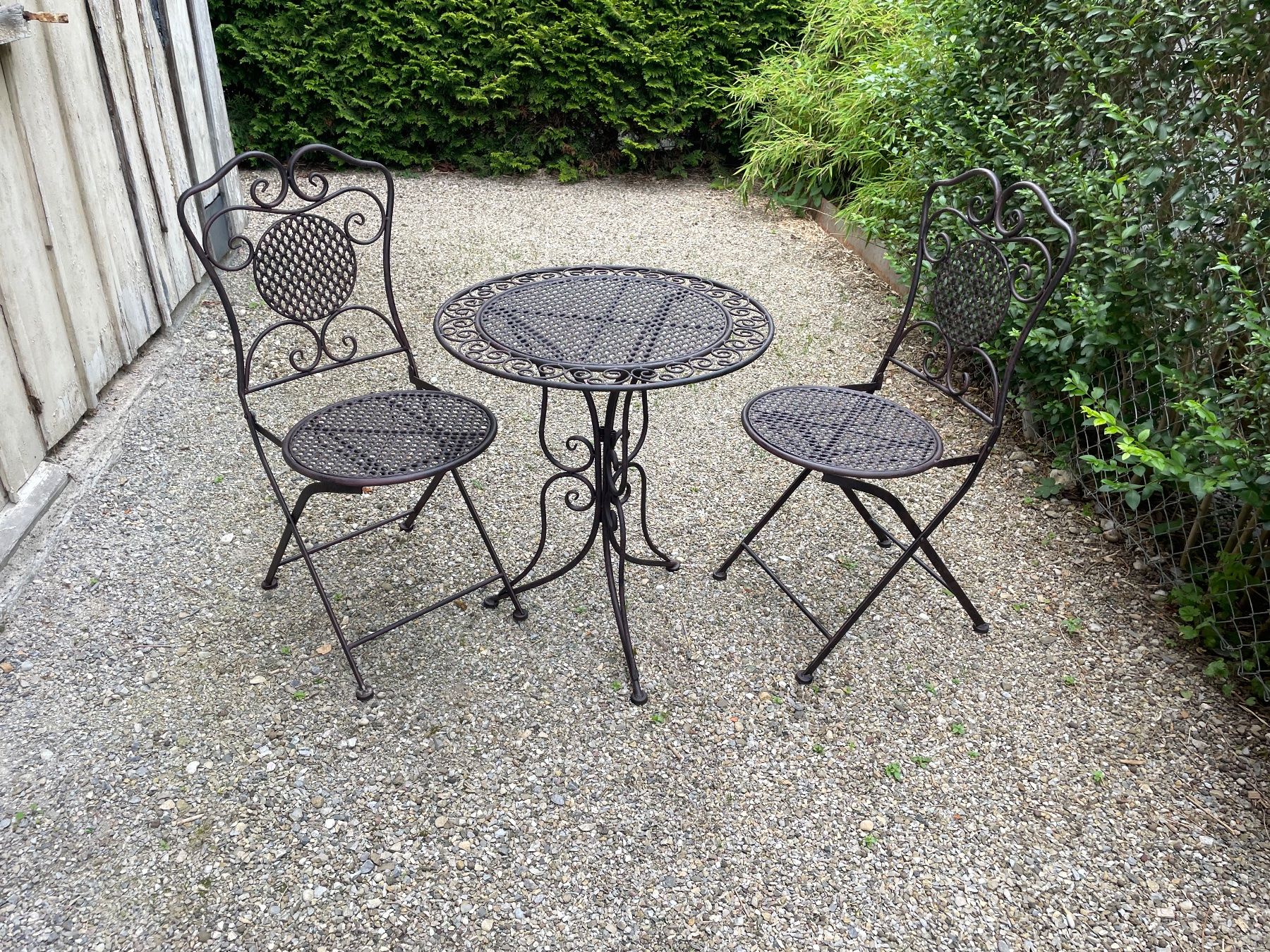 Set de table et chaises: Schönes Gartentischli mit 2 Stühlen – D'occasion à Flawil par Naphtali