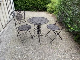 Schönes Gartentischli mit 2 Stühlen