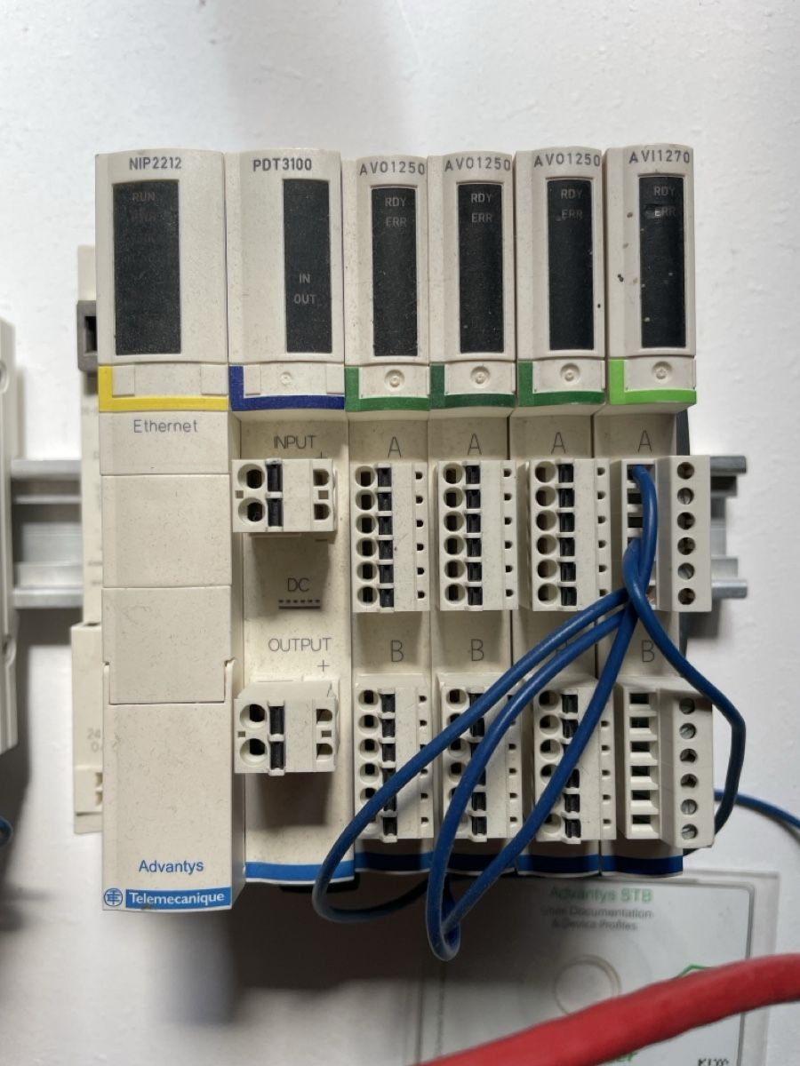 Schneider Sistema di controllo: Lot modules automatisme Schneider TeSys Modicon HMI 5500" – Usato da Corcelles BE venduto da Peichen 2