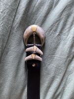 Ceinture en cuir noir, boucle argentée et dorée