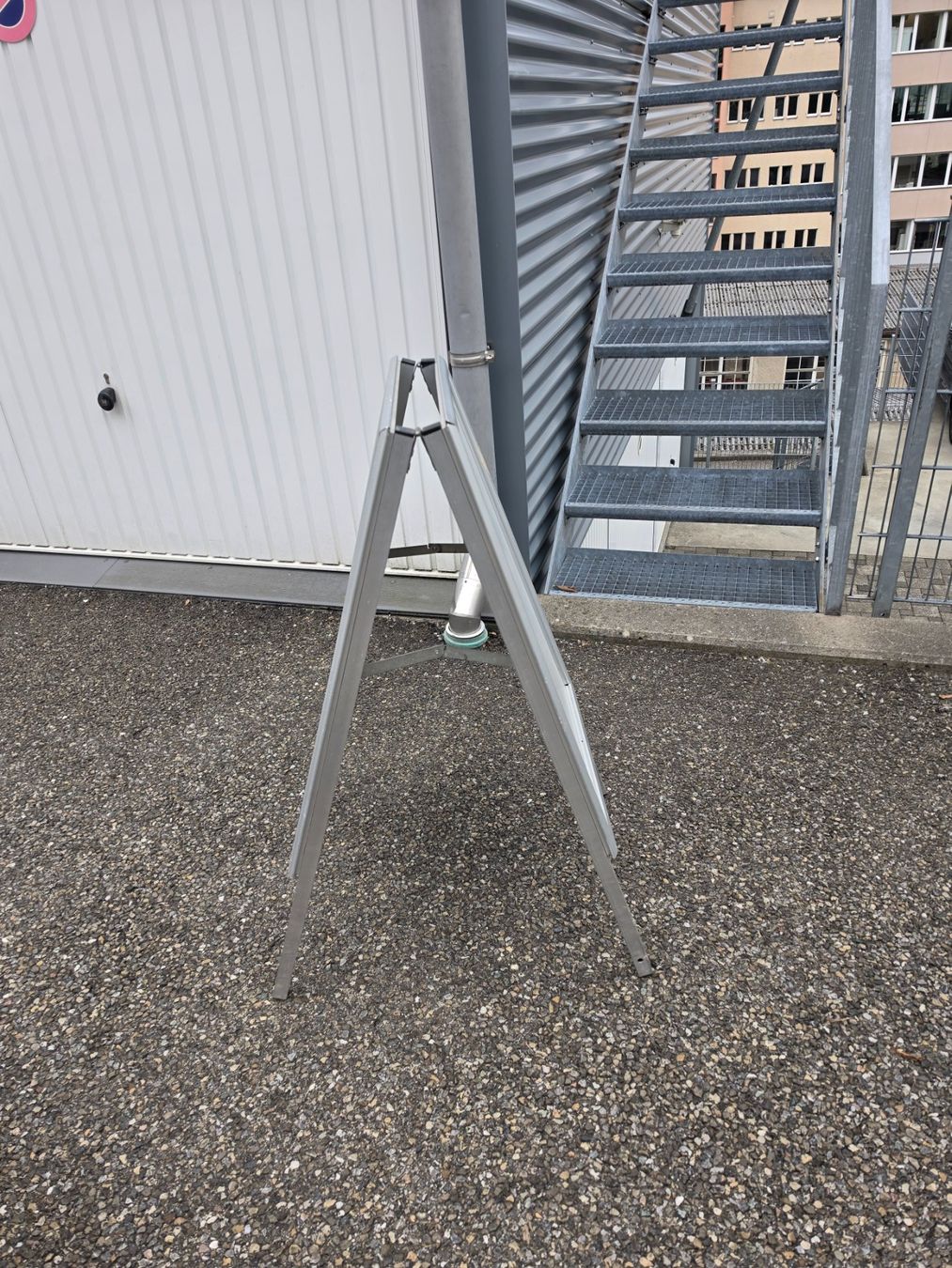 Allestimento di negozi e stand fieristici: Kundenstopper Aluminium silber doppelseitig gebraucht – Usato da Rehetobel venduto da dne_b76f 2