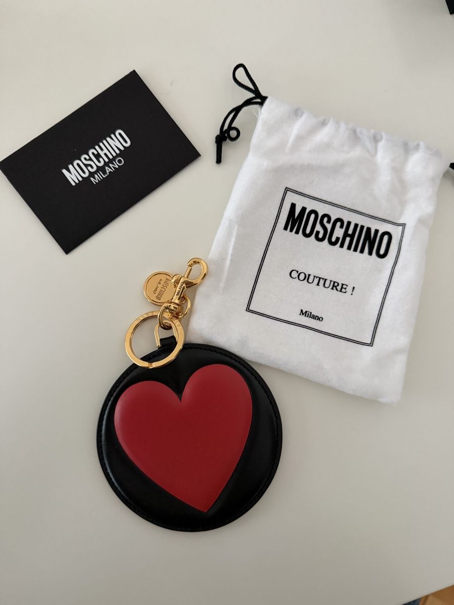 Moschino Schlüsselanhänger & - bänder: Moschino Bag Charm Big Heart – Neu und originalverpackt aus Solothurn von Vintage87