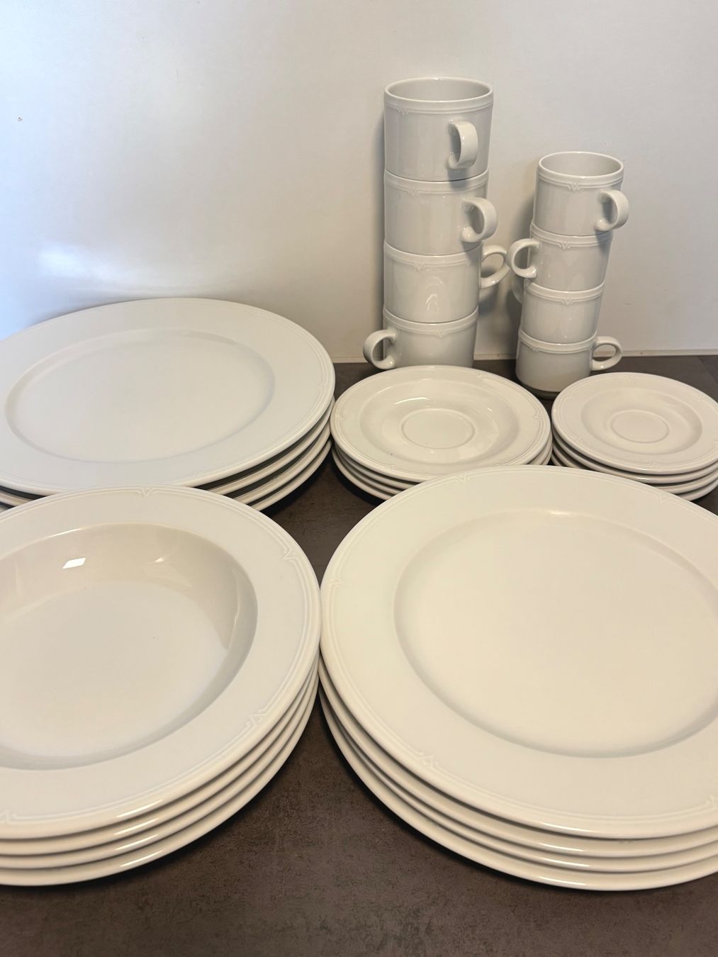 Eschenbach Set di piatti: Eschenbach Bavaria Germany White Dinner Set Plates and Cups – Usato da Rüschlikon venduto da ArnaudEichenberger