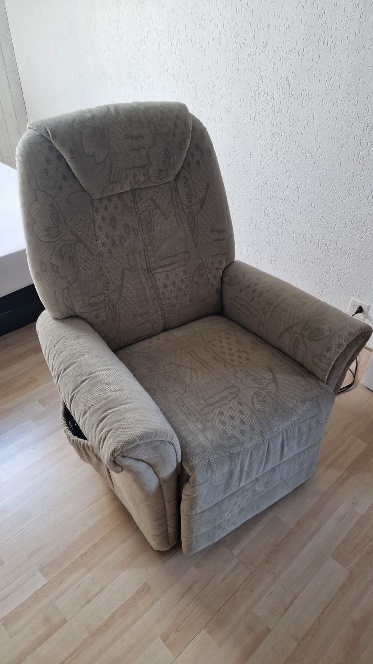 Poltrone: Sessel mit Aufstehhilfe, Elektrisch, Polster beige – Usato da Weisslingen venduto da and-lo73