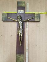 Antikes Holzkreuz mit Jesus Figur