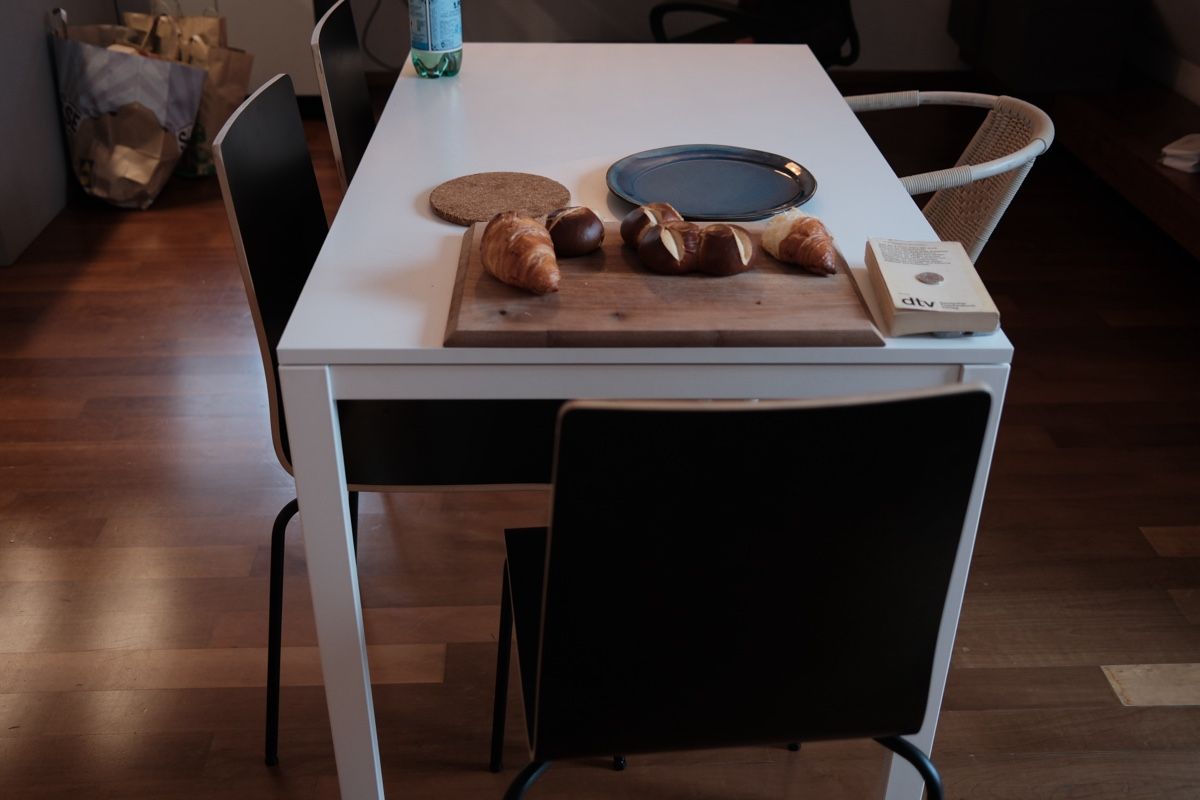 Ikea Tischset: Dining Table White Rectangular Modern Minimalist Design – Gebraucht aus Zürich von sgr_rd8q