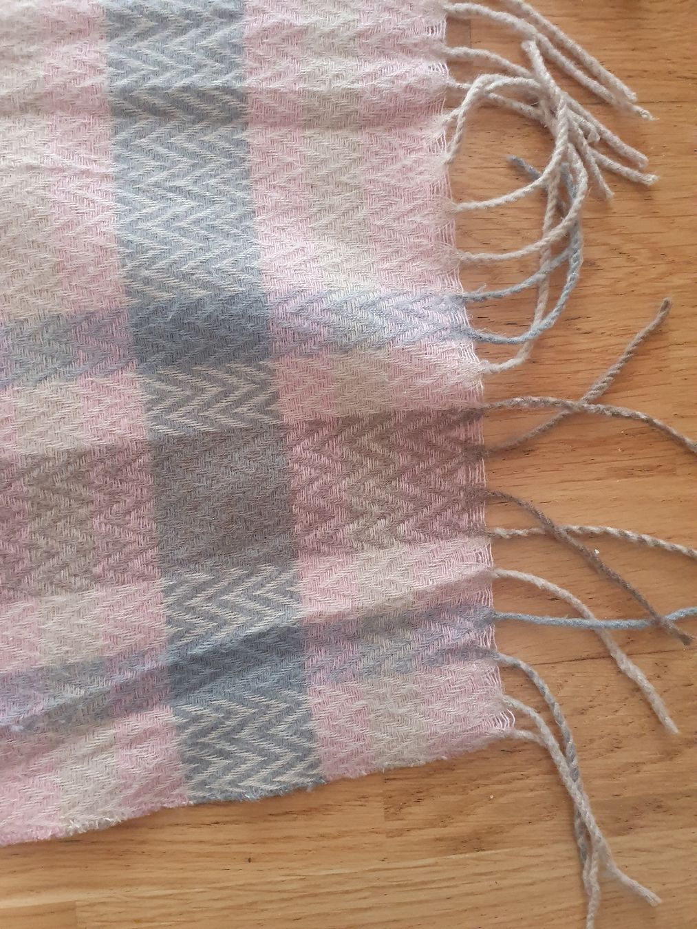 Foulard & Sciarpe: Schal oder Sofaüberwurf rosa/grau – Usato da Moosseedorf venduto da Sonnenschein.. 2