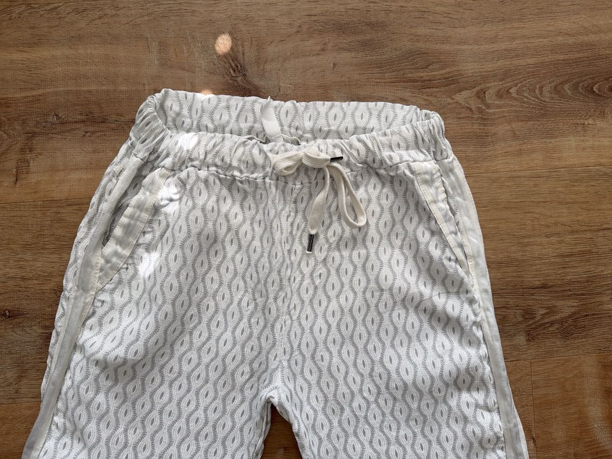 Pantaloni: Weisse Sommerhose mit Muster, 38 – Usato da Möhlin venduto da Phmahrer 1