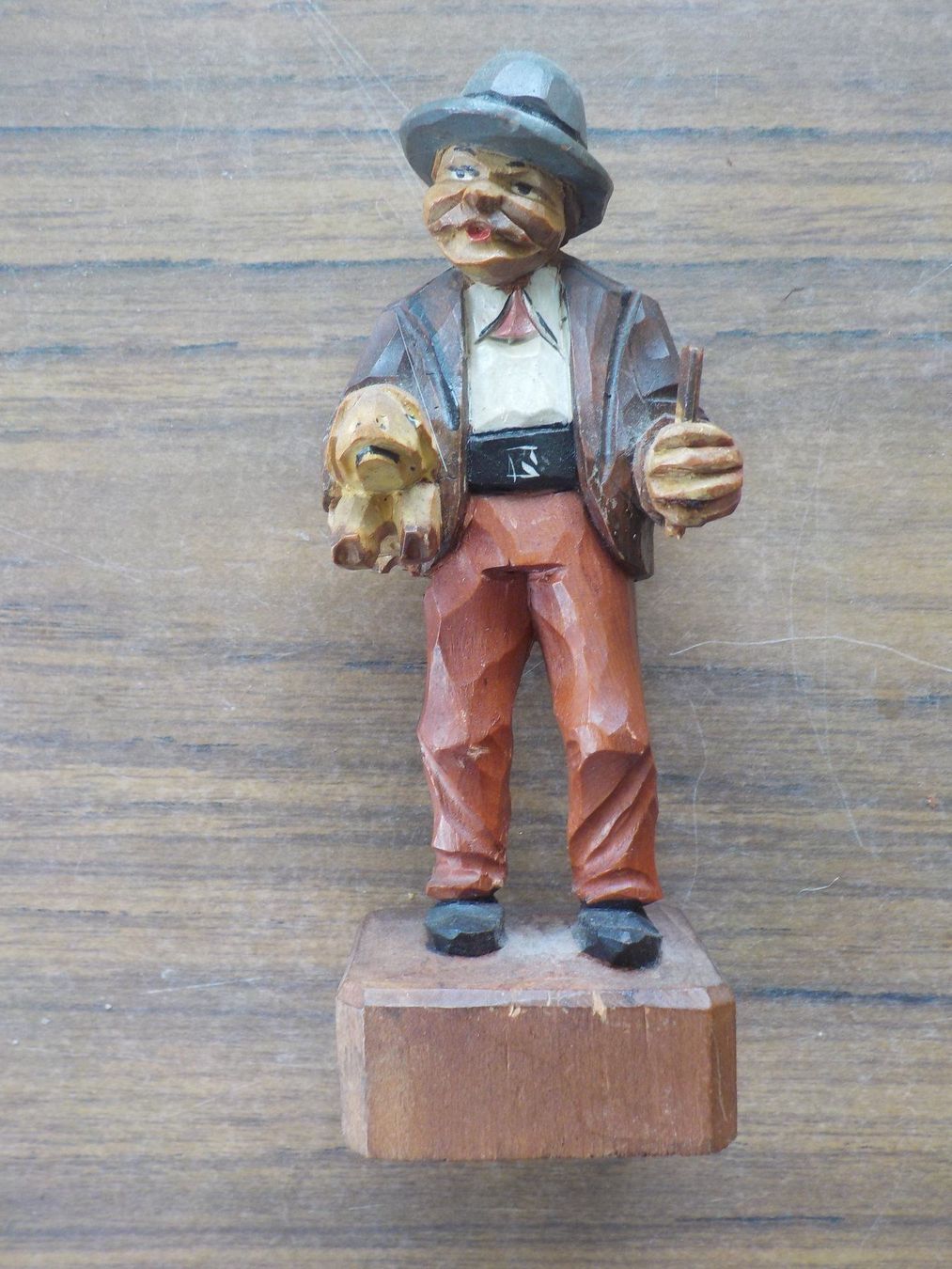 Statuette: Holzfigur antik - Mann mit Glücksschwein – Usato da Mörschwil venduto da antiksalon 6