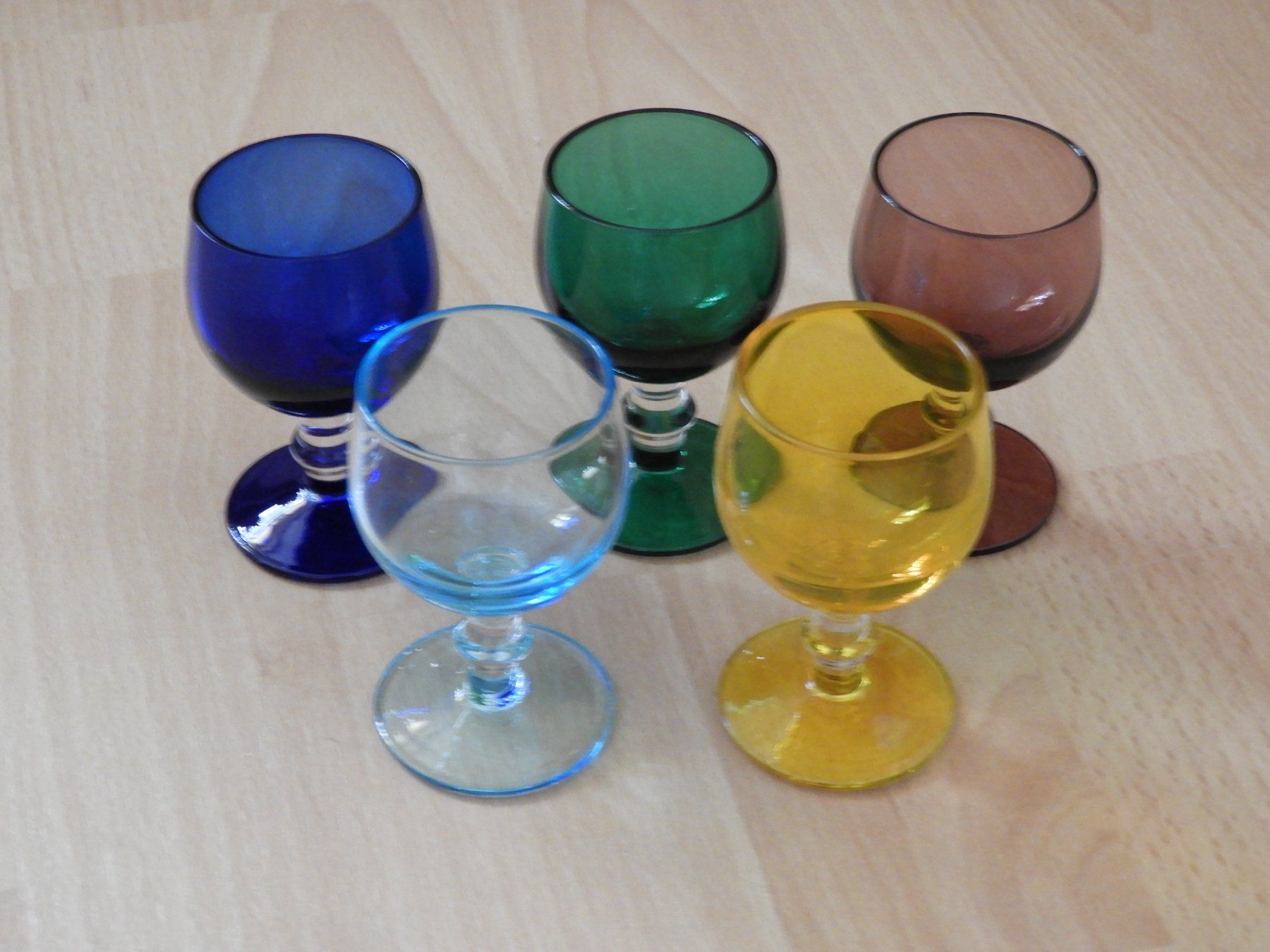 Bicchieri: 5 Verres à liqueur, colorés – Usato da Dombresson venduto da sev_bsb8