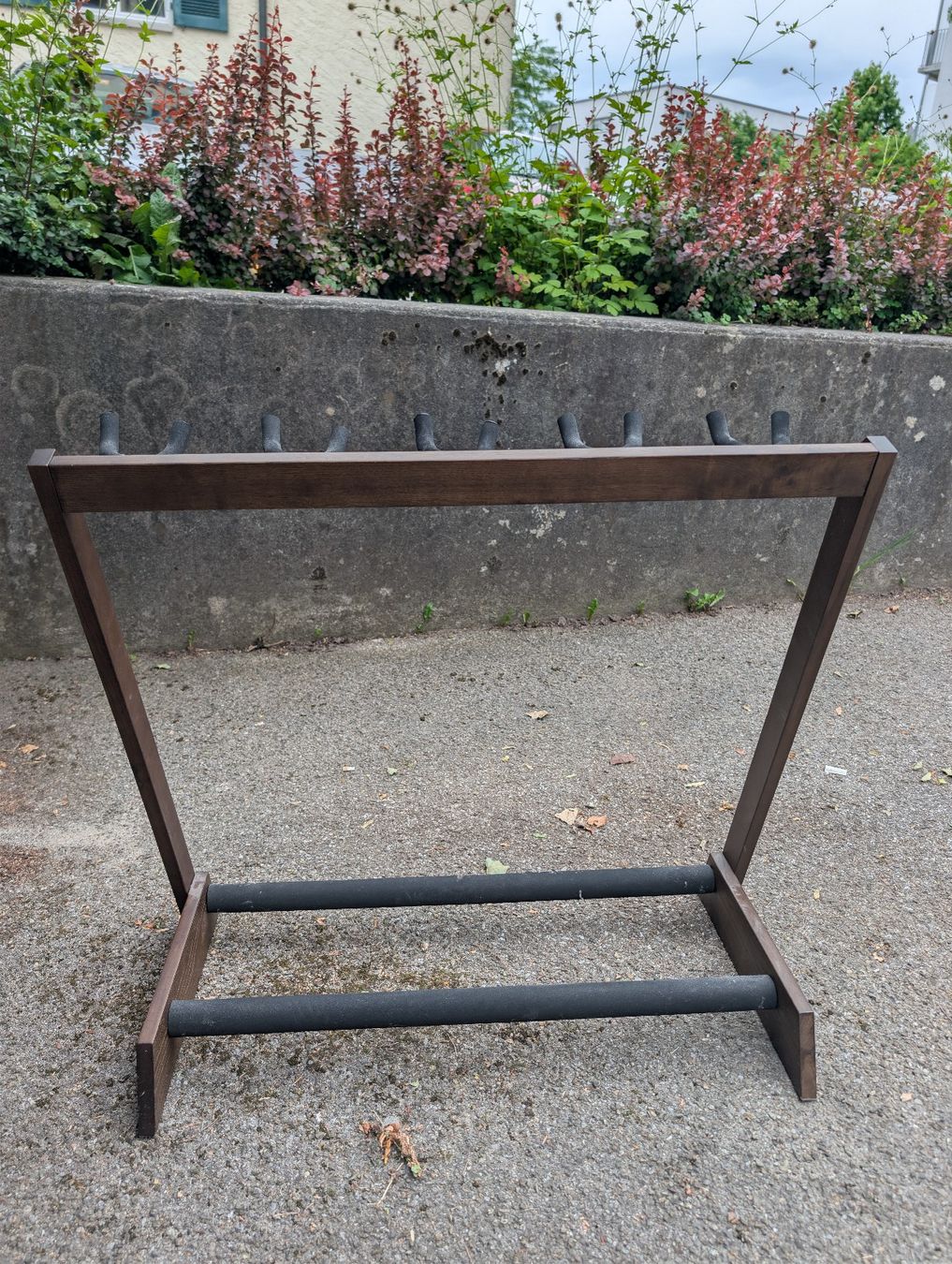 Supporti per strumenti musicali & leggii: Gitarren Ständer aus Holz  – Usato da Liebefeld venduto da augenschliesser 2