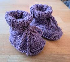 Handgestrickte Babyschuhe / Babyschühchen, Wolle, Lila
