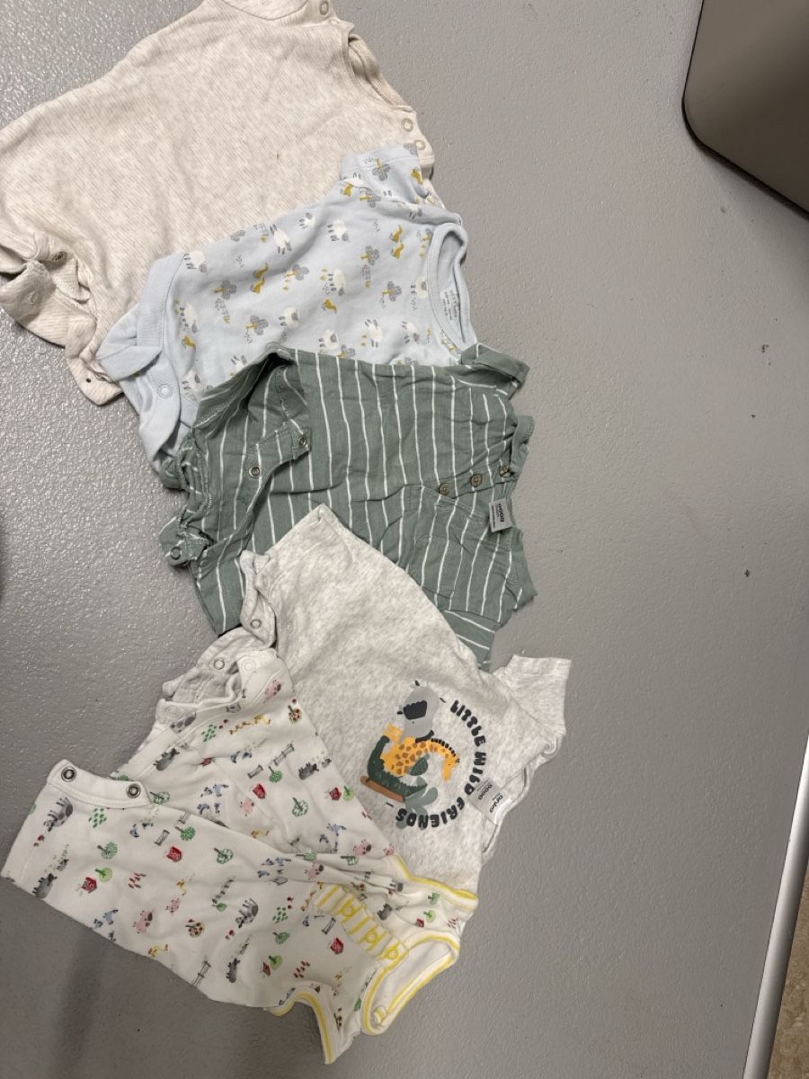 Lotti & Set di vestiti: Newborn summer bodysuits bundle – Usato da Unterägeri venduto da mcv_wc2q