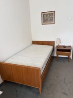Einzelbett mit Bico-Flex Lattenrost und Nachttisch