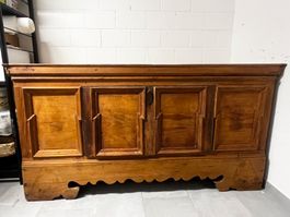 Massive schöne Holztruhe aus 18. Jahrhundert