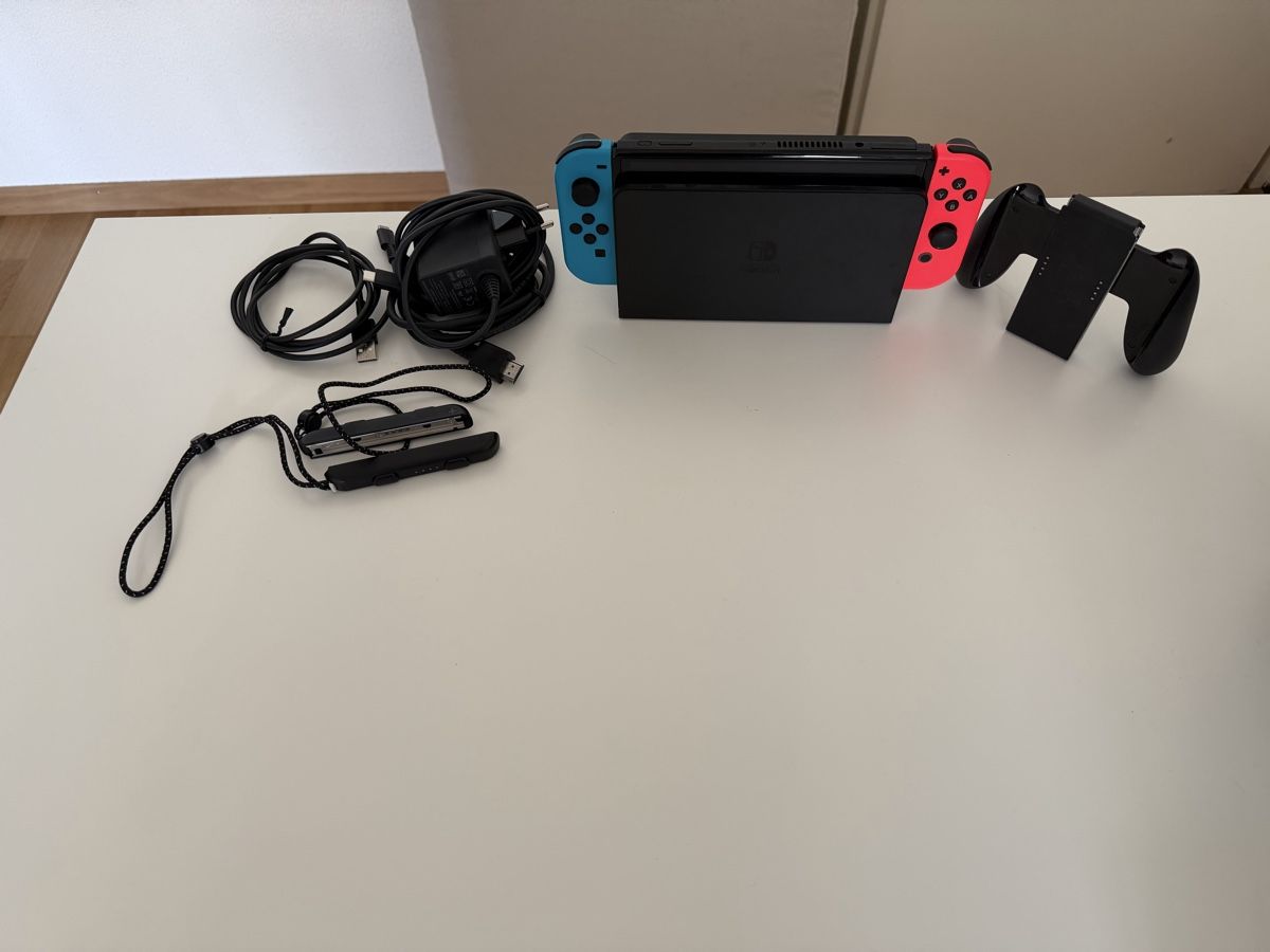 Nintendo Console: Nintendo Switch OLED with Neon Red and Blue Joy-Cons – Usato da Zürich venduto da Yack95 1